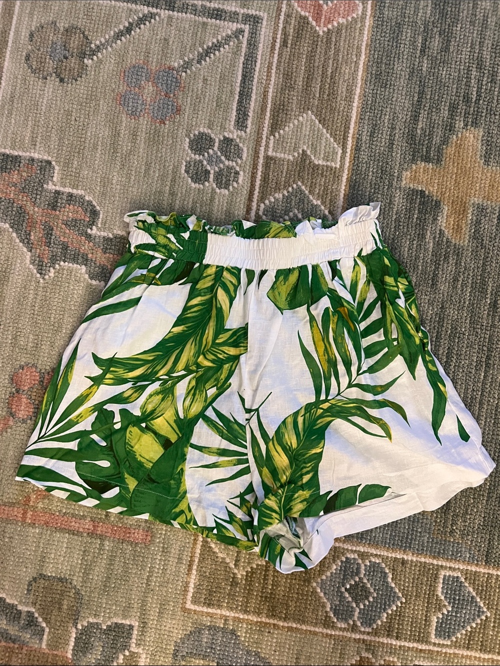 Olivaceous Tropical Palm Print High-Waisted Shorts – Green & White
